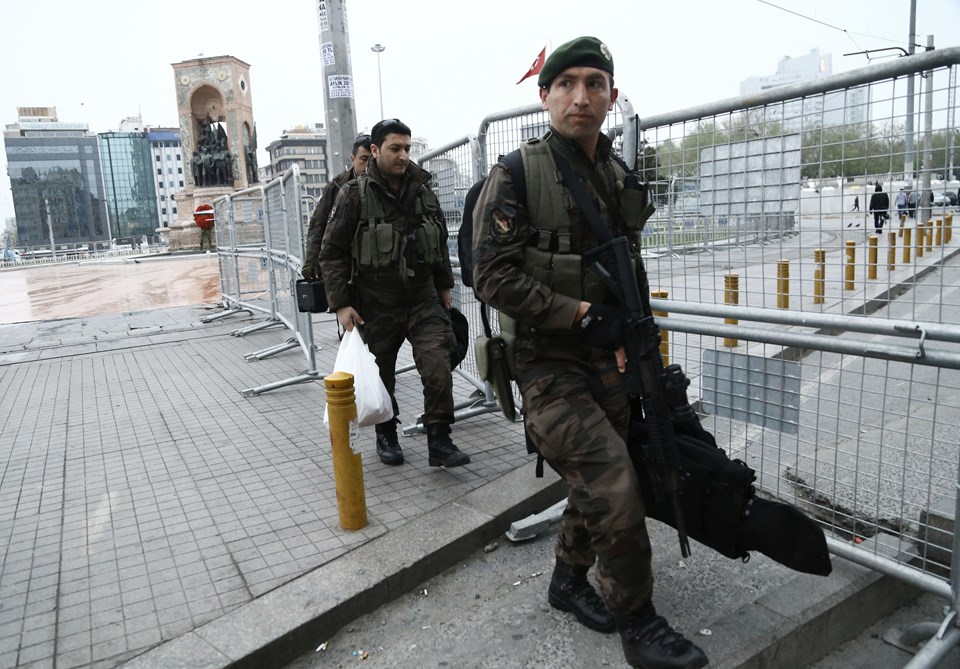 Çevik kuvvet polisleri de Taksim Meydanı'na geldi.