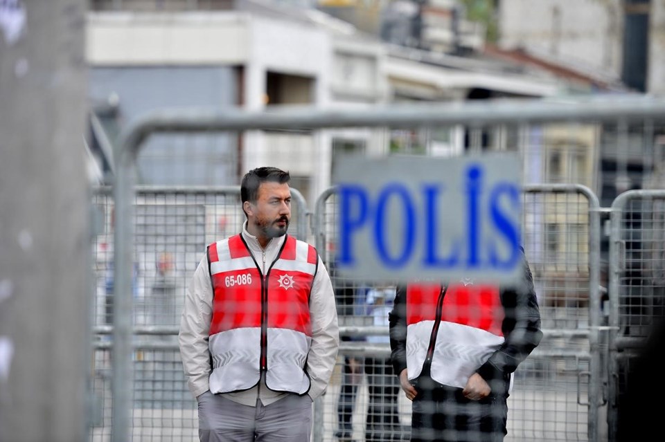 Kırmızı yeleğin kent dışından gelen polisleri ayırt etmek için kullanıldığı öğrenildi.