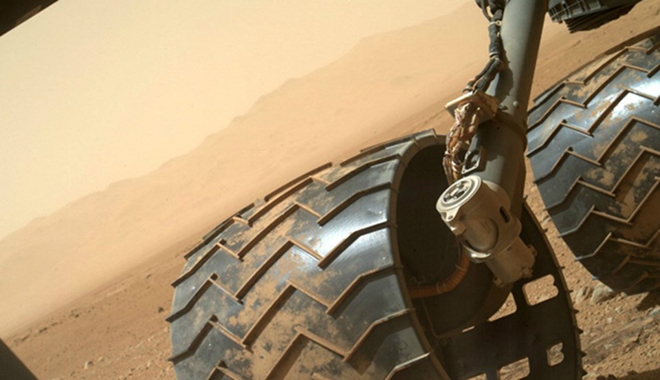 Curiosity'nin altı tekerinden ikisi.
