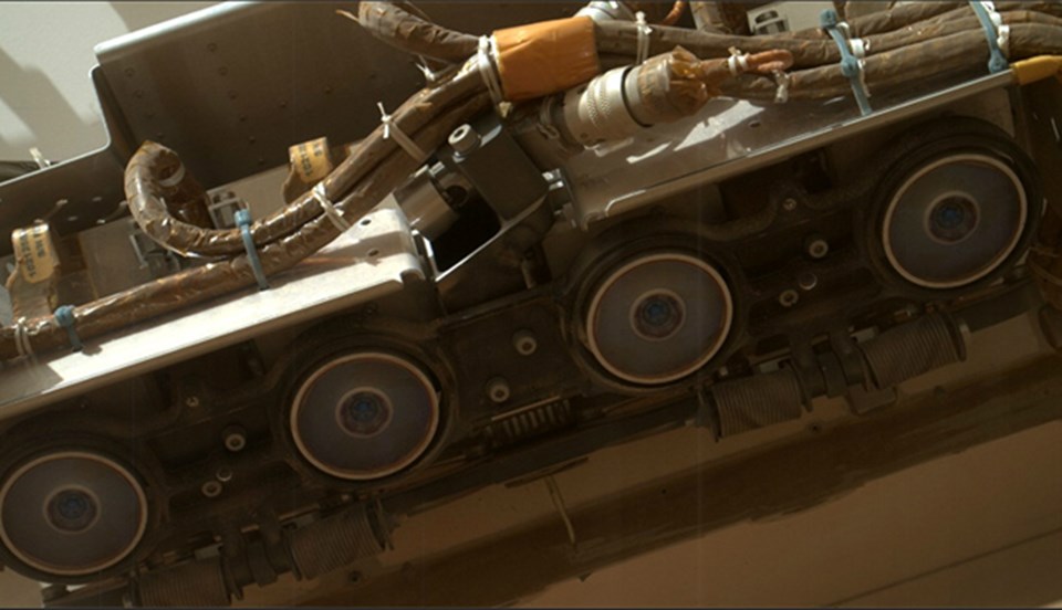 Curiosity'nin, tüm Mars keşif araçlarında standart olan 'Hazcams' kameraları. Ön ve arkadaki bu kameralar, yer ve çevredeki riskli unsurlara karşı keşif aracını uyarıyor.