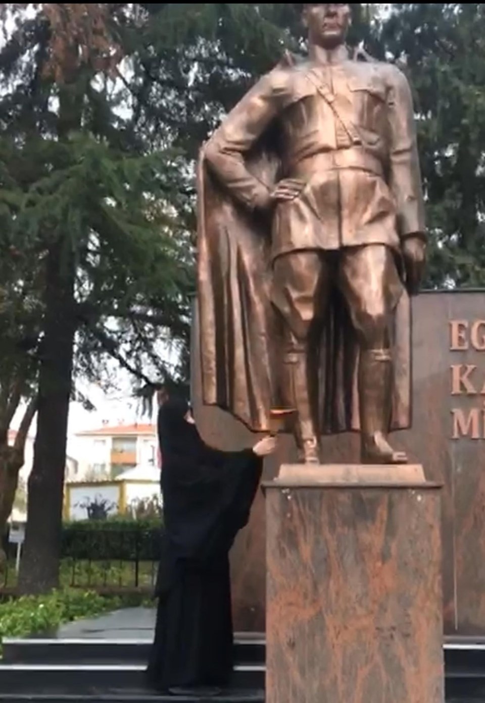 Atatürk Anıtı'na baltayla saldıran kadın için karar