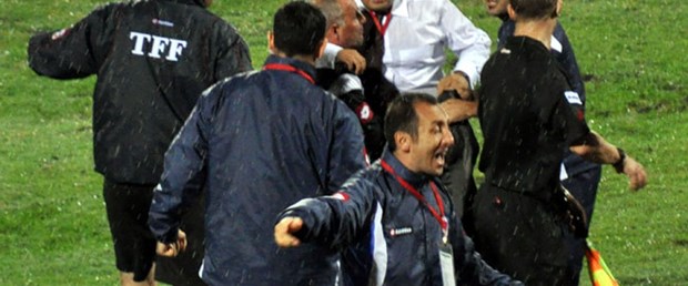 Teknik direktör bıçaklandı