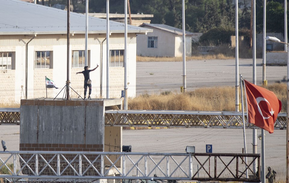 Tel Abyad ilçe merkezinin tamamının YPG/PKK'lı teröristlerden temizlenmesinin ardından Suriye Milli Ordusu askerleri, ilçenin Türkiye sınırındaki gümrük kapısına SMO bayrağı çekti