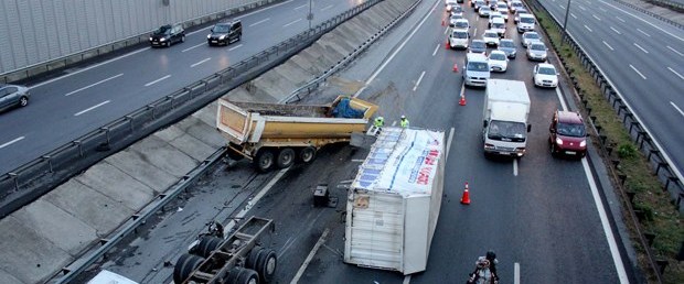 TEM'de kamyon devrildi trafik kilitlendi