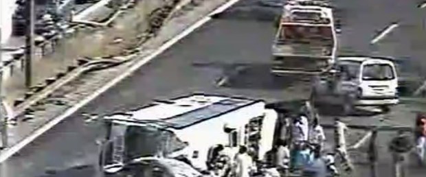 TEM'de otobüs devrildi, trafik durdu