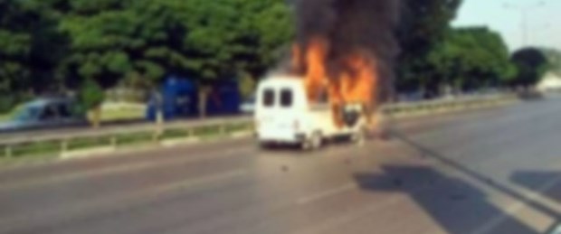 Teröristler yol kesip araç yaktı