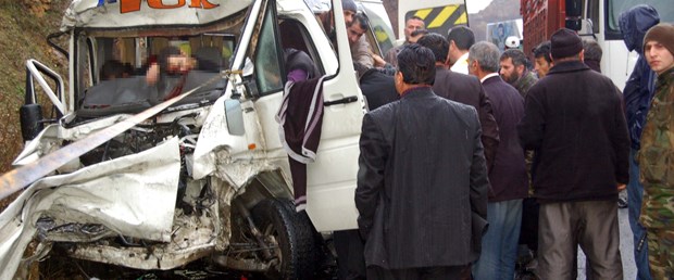 TIR ile minibüs çarpıştı: 6 ölü