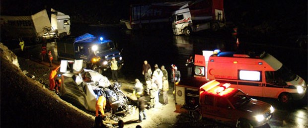 TIR minibüse çarptı: 4 ölü