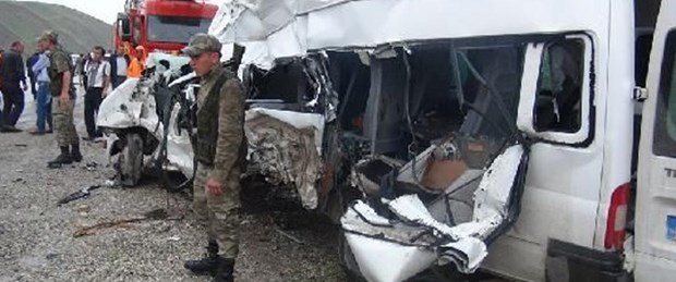 TIR, minibüsü biçti: 3 ölü