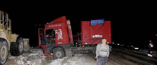 TIR minibüsü biçti: 4 ölü