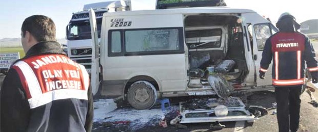 TIR öğrenci servisine çarptı: 2 ölü, 8 yaralı