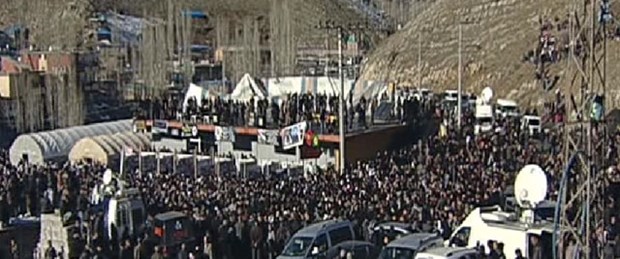 Tören sırasında kalbine yenildi