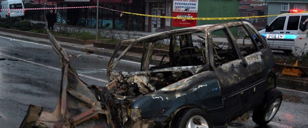 Trafik lambasına çarpan araç yandı: 2 ölü