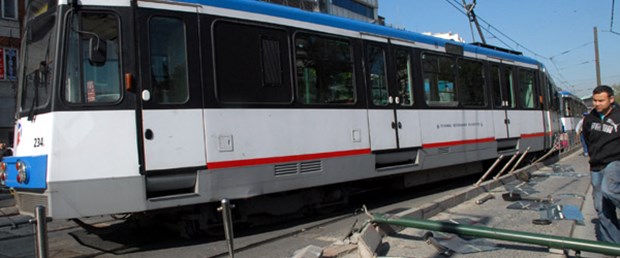 Tramvay Beyazıt'ta raydan çıktı