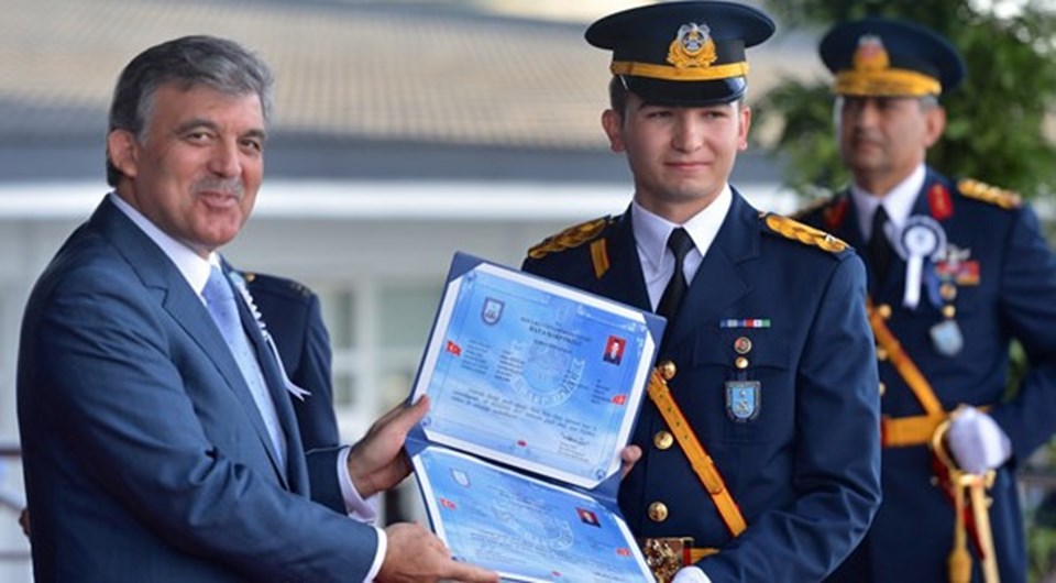 Hava Harp Okulu'nda dönem birincisi olan Buğra Baldan, ödülünü zamanın Cumhurbaşkanı Abdullah Gül'den almıştı.