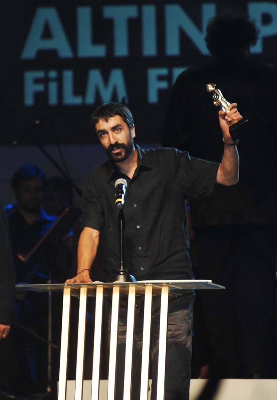 46. ULUSLARARASI ANTALYA ALTIN PORTAKAL FILM FESTIVALI'NDE EN IYI ILK FILM ODULUNU IKI DIL BIR BAVUL FILMI ILE GENC YONETMEN OZGUR DOGAN ALDI (ANADOLU AJANSI - OKAN OZER) (20091018)
