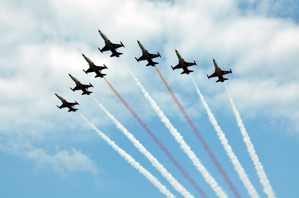 Türk Yıldızları, Trabzon'un Of ilçesinde gösteri uçuÅu yaptı. ile ilgili görsel sonucu