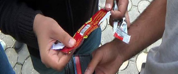 Cüzdanından çıkan �çikolata kağıdı� polisleri güldürdü (Video)