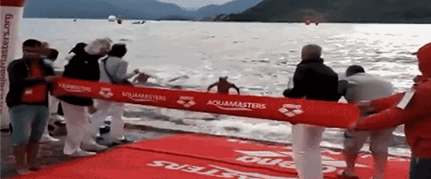 yüzme-yarışı-skandal-gif.gif