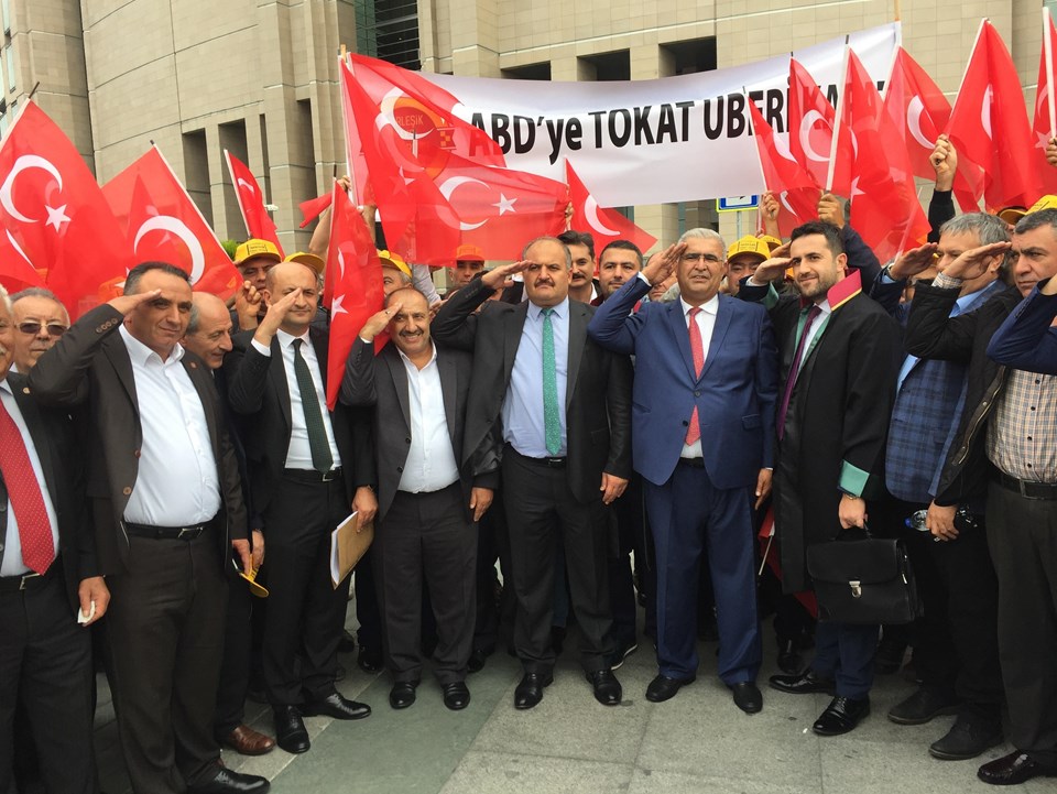 Aksu'nun açıklamalarının ardından taksiciler, Barış Pınarı Harekatı'na katılan askerlere, asker selamı verip slogan atarak destek verdi.