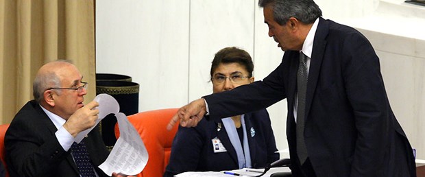 Uçakta da yanına Kamer Genç düştü!