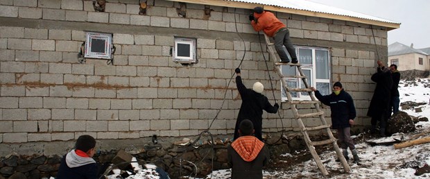 Uçmasın diye çatıyı bağladılar