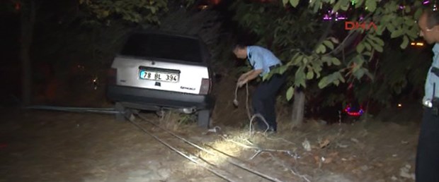 160907-otomobili-ağaca-bağladılar1.jpg
