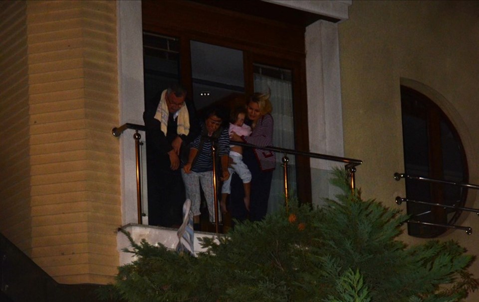 Binanın birinci katındaki dairesinde bulunan TBMM 21. Dönem MHP Kırşehir Milletvekili Mustafa Haykır da balkona çıkarak kucağına aldığı torunlarını itfaiye ekiplerine teslim etti.