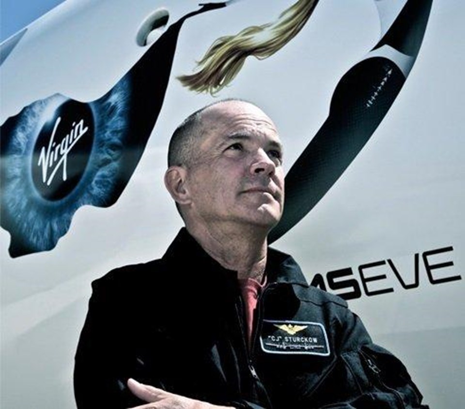 Sturckow ilk uçuşunu SpaceShipTwo'yu taşıyan WhiteKnightTwo ile yaptı.
