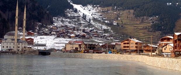 Uzungöl'de duvar yıkılıyor