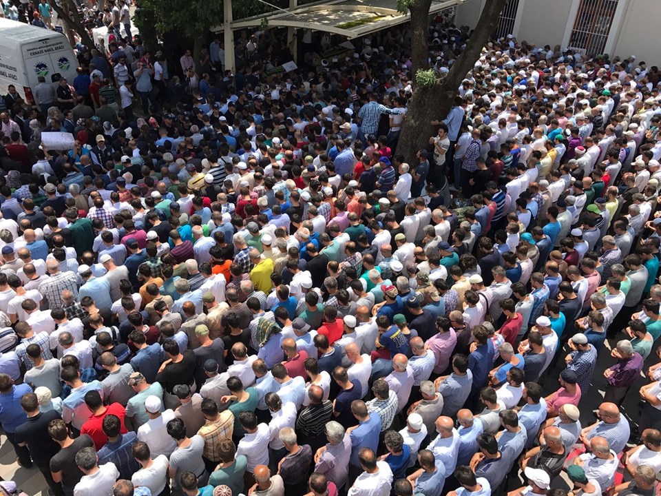 Cenaze töreninde çok sayıda kişi hazır bulundu.