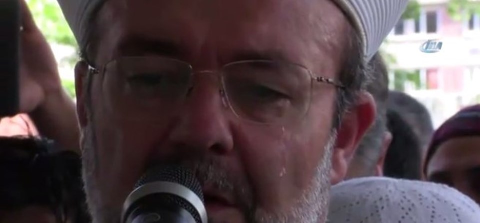 Cenaze namazını kıldıran Diyanet İşleri Başkanı Görmez gözyaşlarını tutamadı.