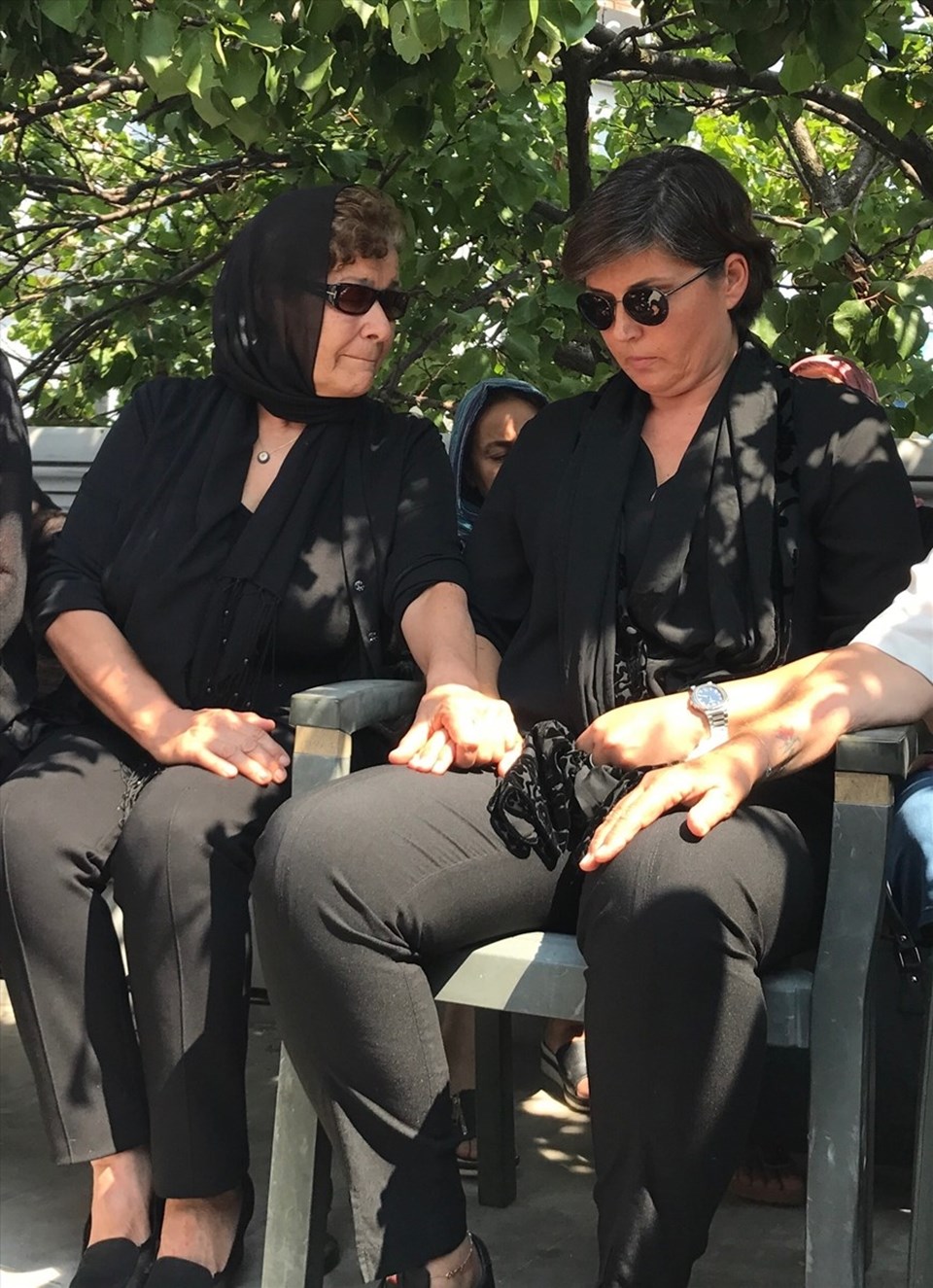 Cenaze töreninde Vatan Şaşmaz'ın annesi (solda) ve eşi yan yana oturdu.