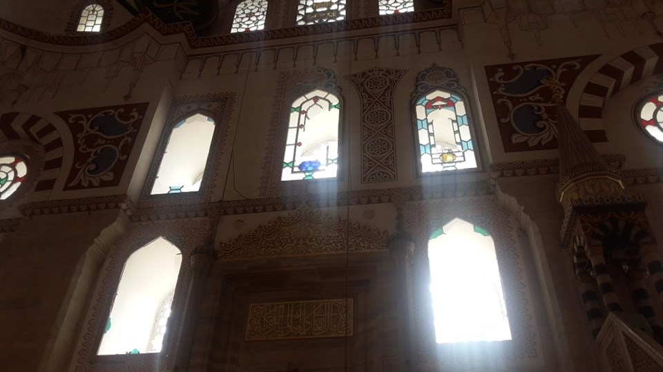 Patlamanın etkisiyle camiinin cam işlemeleri hasar gördü.