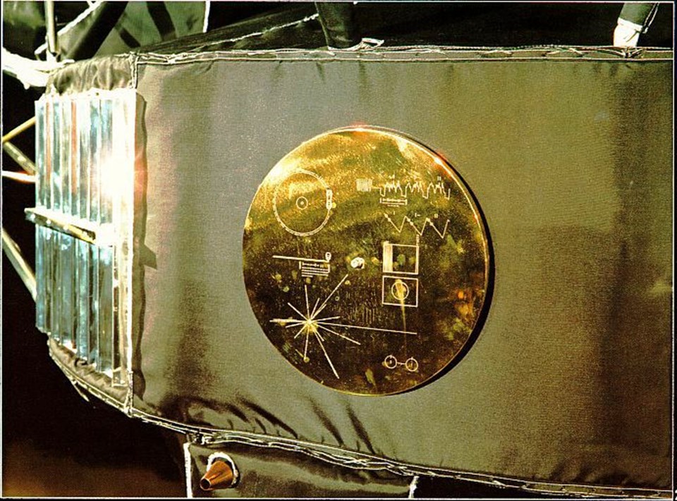 Voyager-1 üzerinde bulunan altın kaplama plakada, Güneş Sistemi'nin bulunduğu yer ve Dünya üzerindeki tüm dillerden selamlamaları içeren ses kaydı bulunmakta.