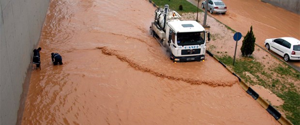 Yağmur araçları mahsur aldı