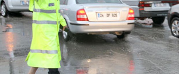 Yalınayak trafik polisi