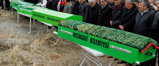 Yan yana gömüldüler