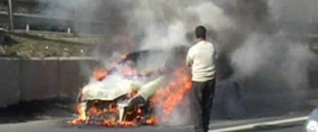 Yanan aracı beton kamyonu söndürdü