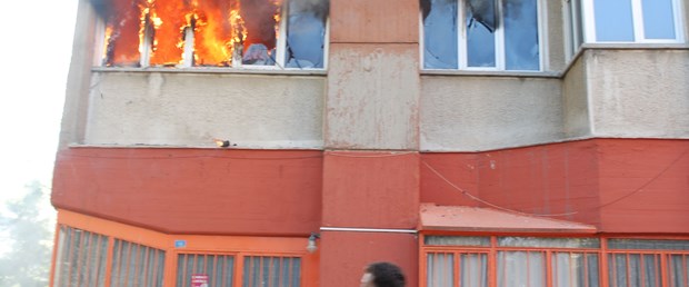 Yangın çıkan apartmanda can pazarı
