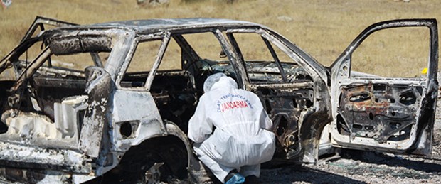Yanmış otomobilden ceset çıktı