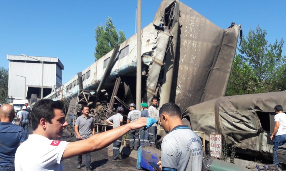 İtfaiye ve AFAD ekipleri, kurtarma çalışmalarına devam ediyor.