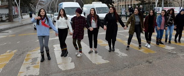 yaya geçidinde halk oyunu.jpg