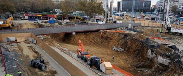 Yayalar Taksim'e üst geçitle yeniden çıktı