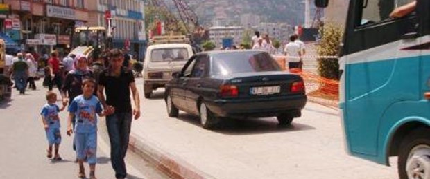 Yayalar yoldan, araçlar kaldırımdan