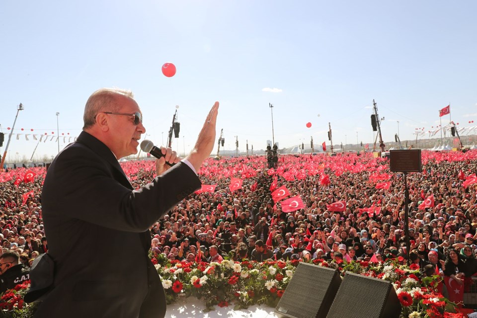 "1 MİLYON 600 BİN KİŞİ YENİKAPI'DA"