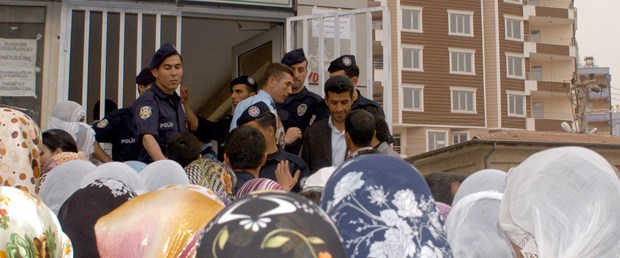 Yeşil Kart izdihamına polis müdahalesi