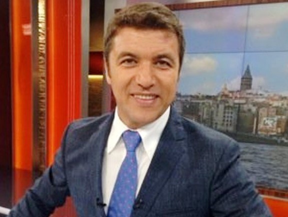 İsmail Küçükkaya (47), Hürriyet, Sabah ve Star gazetelerinde muhabirlik yaptıktan sonra Akşam gazetesinde Ankara temsilcisi ve genel yayın yönetmeni olarak görev yaptı. 6 yıldır Fox TV'de Çalar Saat adlı sabah programını hazırlayıp sunuyor.