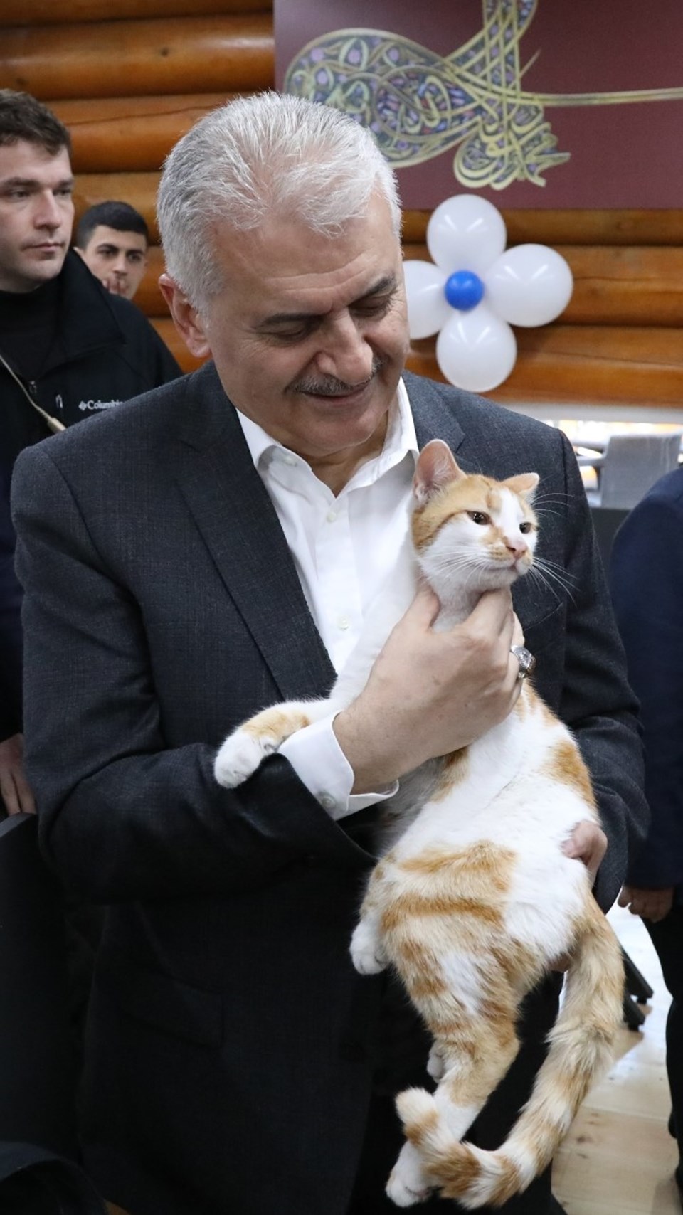 50 bin kitaplı Çamlık Millet Kütüphanesi'nin sakini Mızmız, Binali Yıldırım'la.