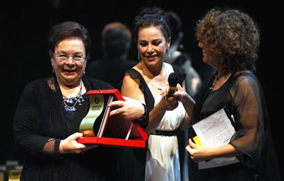 Prof. Dr. Ayşegül Yüksel'e teşekkür plaketi takdim edildi.